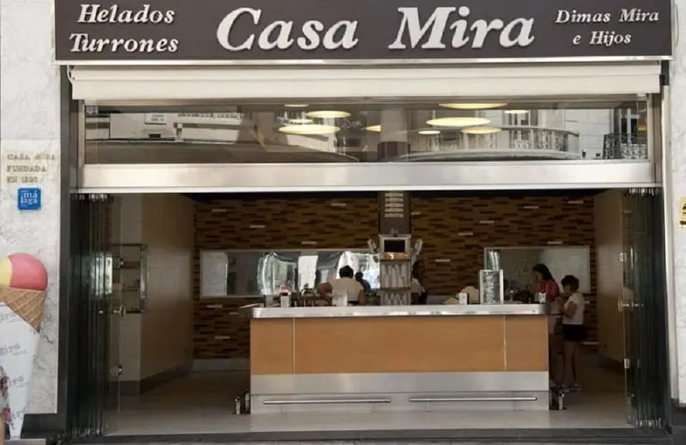 An image of the outside of the ice cream shop located in larios street Casa Mira