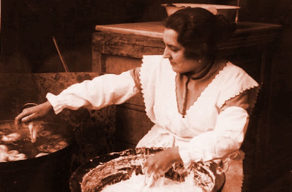 An image of the old times of how spanish bunelos were made.  